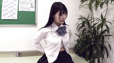 DOKS-608 Gesundheitscheck der empfindlichen Brustwarzen von Schülerinnen, zweite Periode, mit Höschen und frischem Foto von Sakura Misaki.