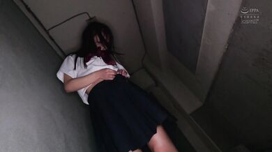 CAWD-830 一名 50 多岁的男子(无业)因涉嫌在昨晚黎明前在一名女孩(学生)回家的路上对其实施性侵犯(包括触摸其下体)而被捕。 石原蓝