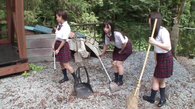 NHDTB-335 Natural High 20th Anniversary Film: Shudan No Shon Extracurricular Activities: Mädchen werden gezwungen, Diuretika zu nehmen und sich in die Hose zu scheißen, wenn Schläger zurückschlagen.